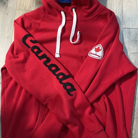 Canadiana red hoodie size Medium - Picture 2 of 3